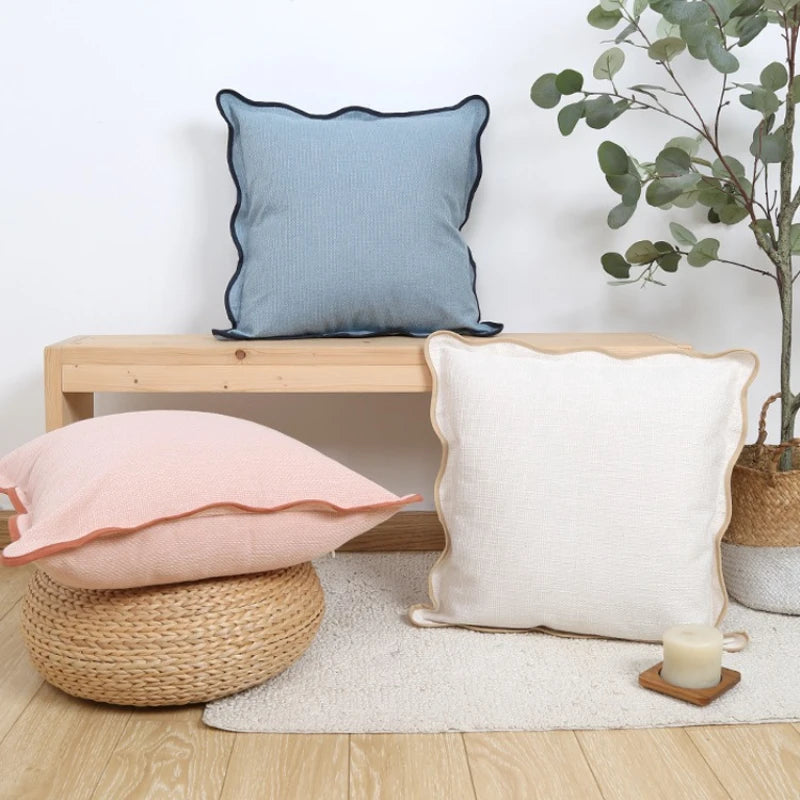 Housse de coussin en lin uni, bord ondulé, esprit bohème Nesty, housse bleu ardoise à bord ondulé liseré noir sur banc, housse écrue à bord ondulé doré et housse rose sur panier en osier