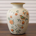 Vase en céramique de style classique, table à manger Nesty, vase céramique crème à col évasé doré, motif oiseau et fleurs peint à la main, sur table en bois