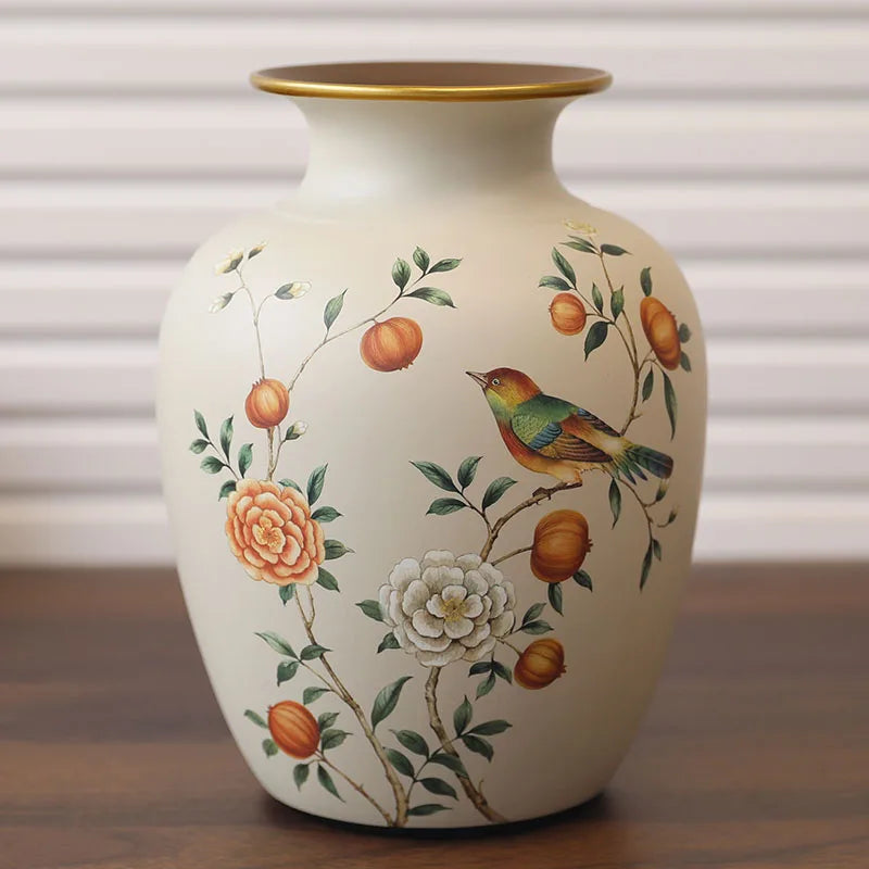Vase en céramique de style classique, table à manger Nesty, vase céramique crème à col évasé doré, motif oiseau et fleurs peint à la main, sur table en bois