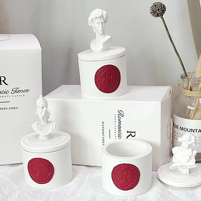Photophore en plâtre sculpté Nesty - Trois photophores à buste de tailles différentes avec cachet de cire rouge, coffret et vase de fleurs séchées