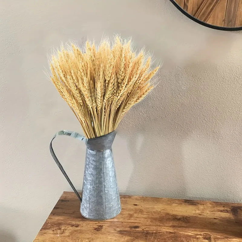 Bouquet d'épis de blé séchés dans un pichet en métal galvanisé, sur une console en bois - Nesty