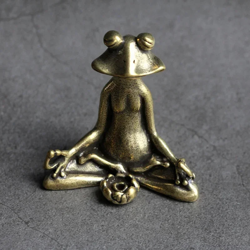 Grenouille zen en bronze Nesty - Vue de face rapprochée sur fond gris foncé