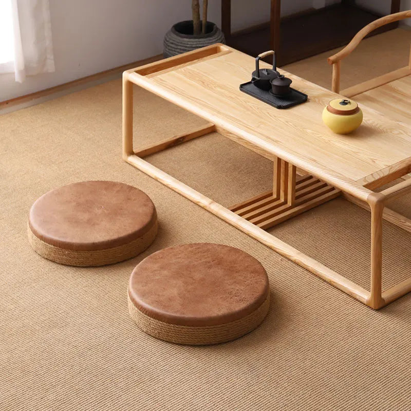 Tabouret bas en corde de chanvre, esprit tatami fait main Nesty, deux tabourets ronds à assise en cuir brun et base en corde de chanvre, posés sur tatami près d'une table basse avec service à thé