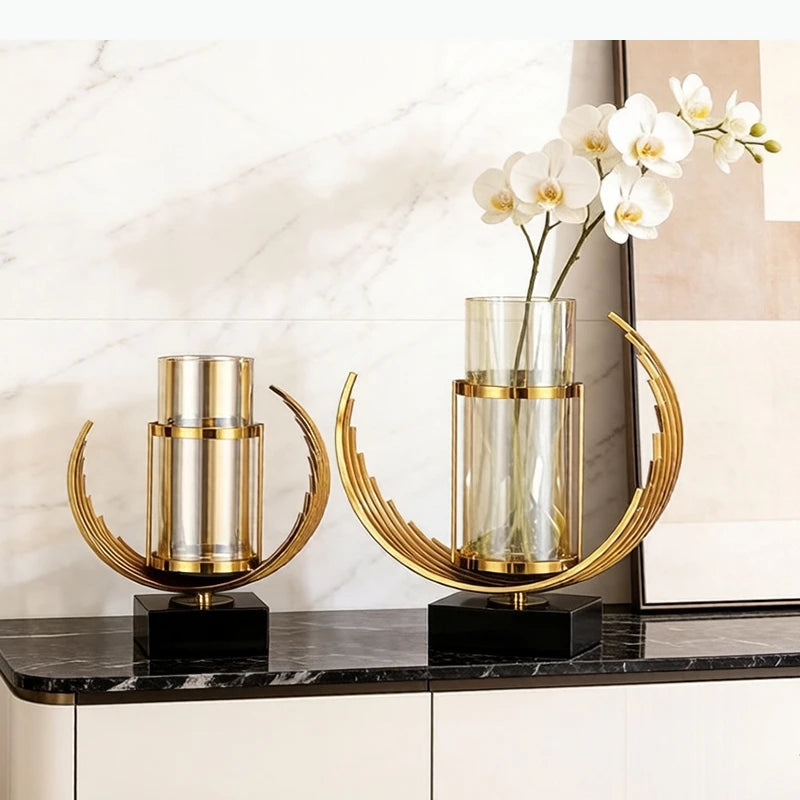 Vase en verre à base dorée Nesty - Deux tailles avec structure demi-lune dorée, l'une vide, l'autre avec orchidées blanches, sur console en marbre noir