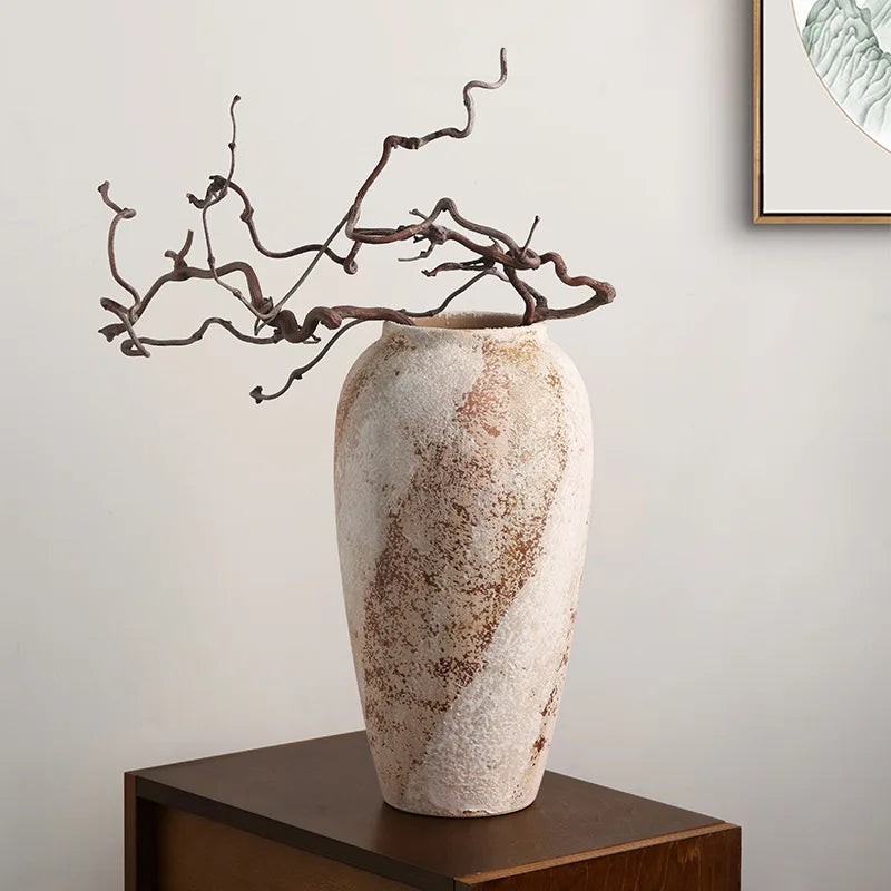 Jarre en céramique artisanale, style wabi-sabi Nesty, grand format à glaçure tachetée, garni de branches noueuses sombres, sur meuble en bois