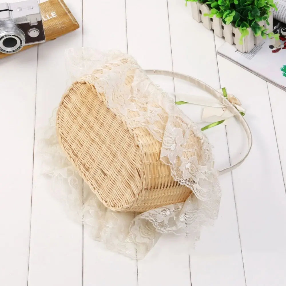 Panier tressé à anse Nesty - Version habillée de dentelle et ruban, vue de dessus
