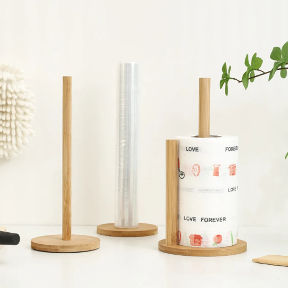 Porte-rouleau essuie-tout en bambou, vertical et rotatif Nesty, trois porte-rouleaux en bambou présentés côte à côte, l'un vide, l'un avec film alimentaire, l'un avec rouleau d'essuie-tout à motifs