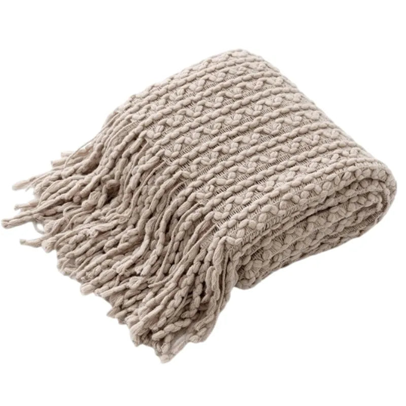 Grand plaid bohème tricoté Nesty - Plié en beige, motif côtelé et longues franges, sur fond blanc