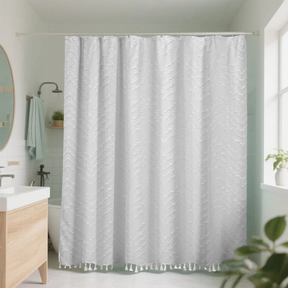 Rideau de douche bohème à pompons Nesty - Installé dans salle de bain verte avec vasque bois et miroir ovale