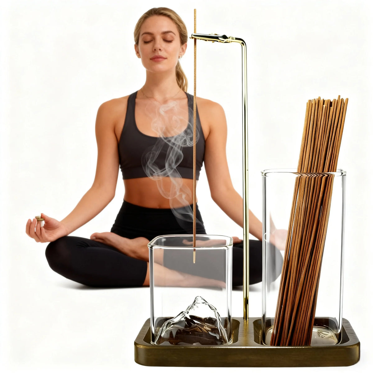 Porte-encens 2-en-1 Nesty - Femme en méditation devant le support à encens fumant, bâtonnets noirs à droite