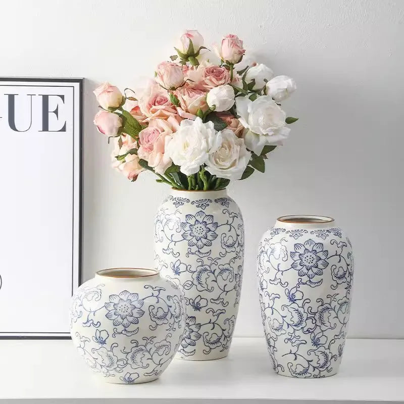 Vase céramique bleu et blanc, style rétro chinoiseries - Nesty - Trois tailles à motif lotus bleu et lisere doré, le grand format garni d'un bouquet de roses roses et blanches