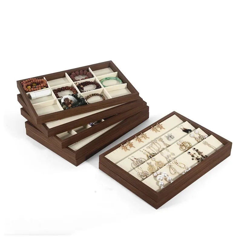 Plateau vide-poche en bois façon noyer Nesty - Quatre plateaux empilés avec bracelets à perles et boucles d'oreilles