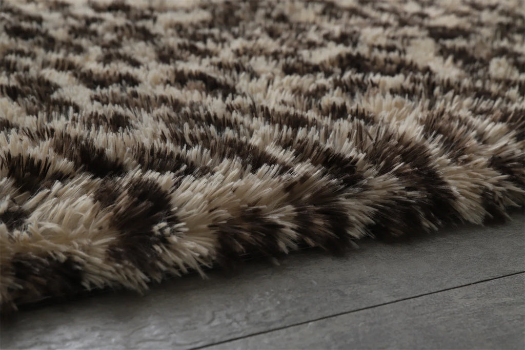 Tapis shaggy moelleux — plusieurs motifs - Nesty, gros plan sur la texture longue et duveteuse du tapis motif léopard