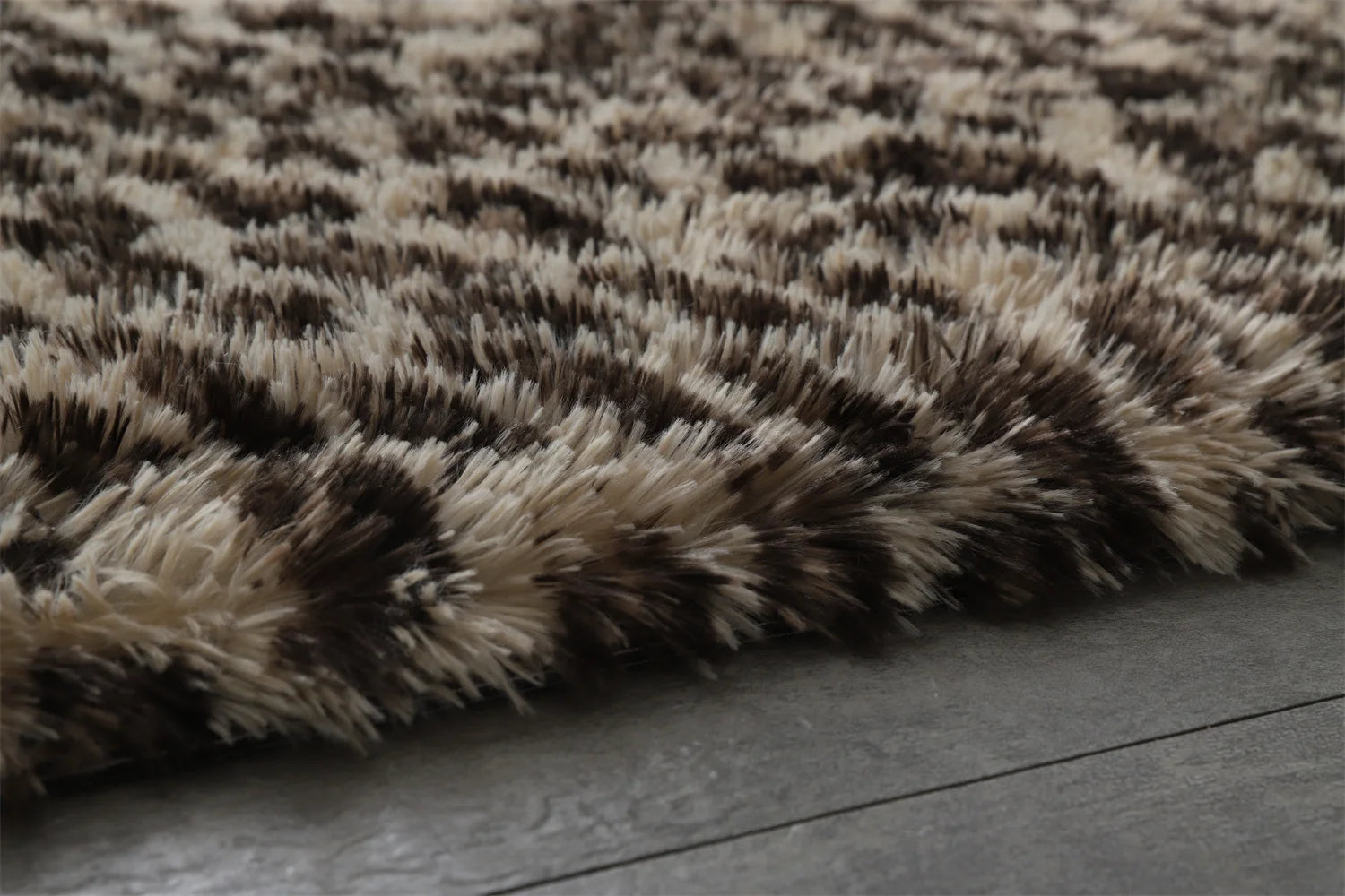 Tapis shaggy moelleux — plusieurs motifs - Nesty, gros plan sur la texture longue et duveteuse du tapis motif léopard
