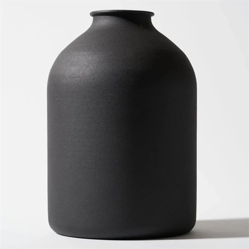 Vase en métal noir mat, finition sablée Nesty, cylindrique seul, fond blanc
