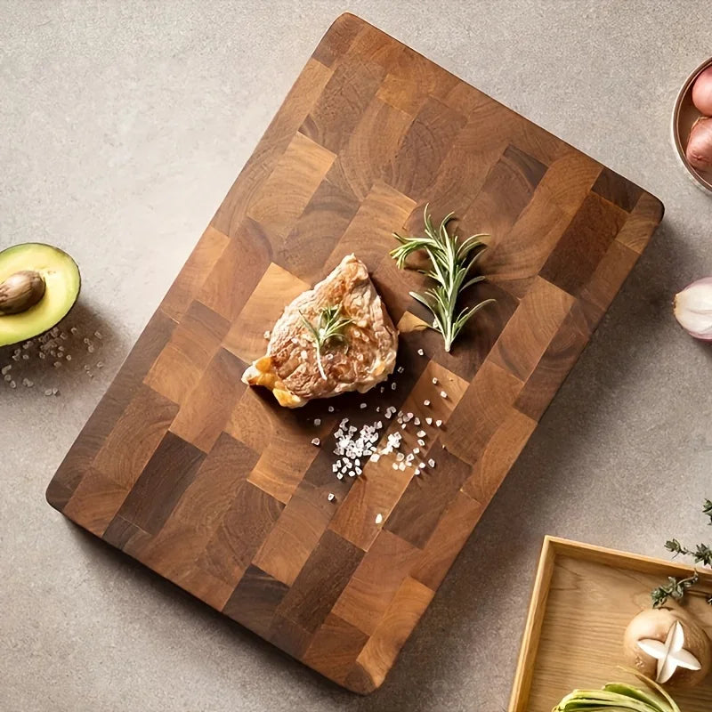 Grande planche à découper en bois massif à grain apparent Nesty, vue de dessus d'un morceau de viande crue au romarin et sel sur la planche, avocat et échalotes à côté