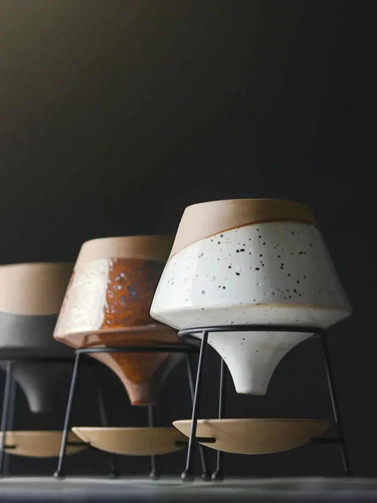 Vase en céramique bicolore — cadre en métal - Nesty - Trois coloris alignés (gris, brun émaillé, blanc moucheté) sur trépieds en métal, fond sombre