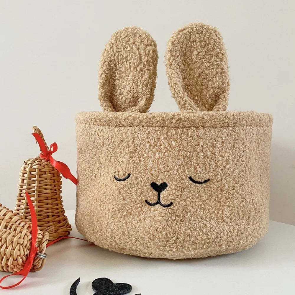 Panier de rangement en peluche oreilles de lapin Nesty, version beige vide, avec petits paniers en rotin décoratifs à côté