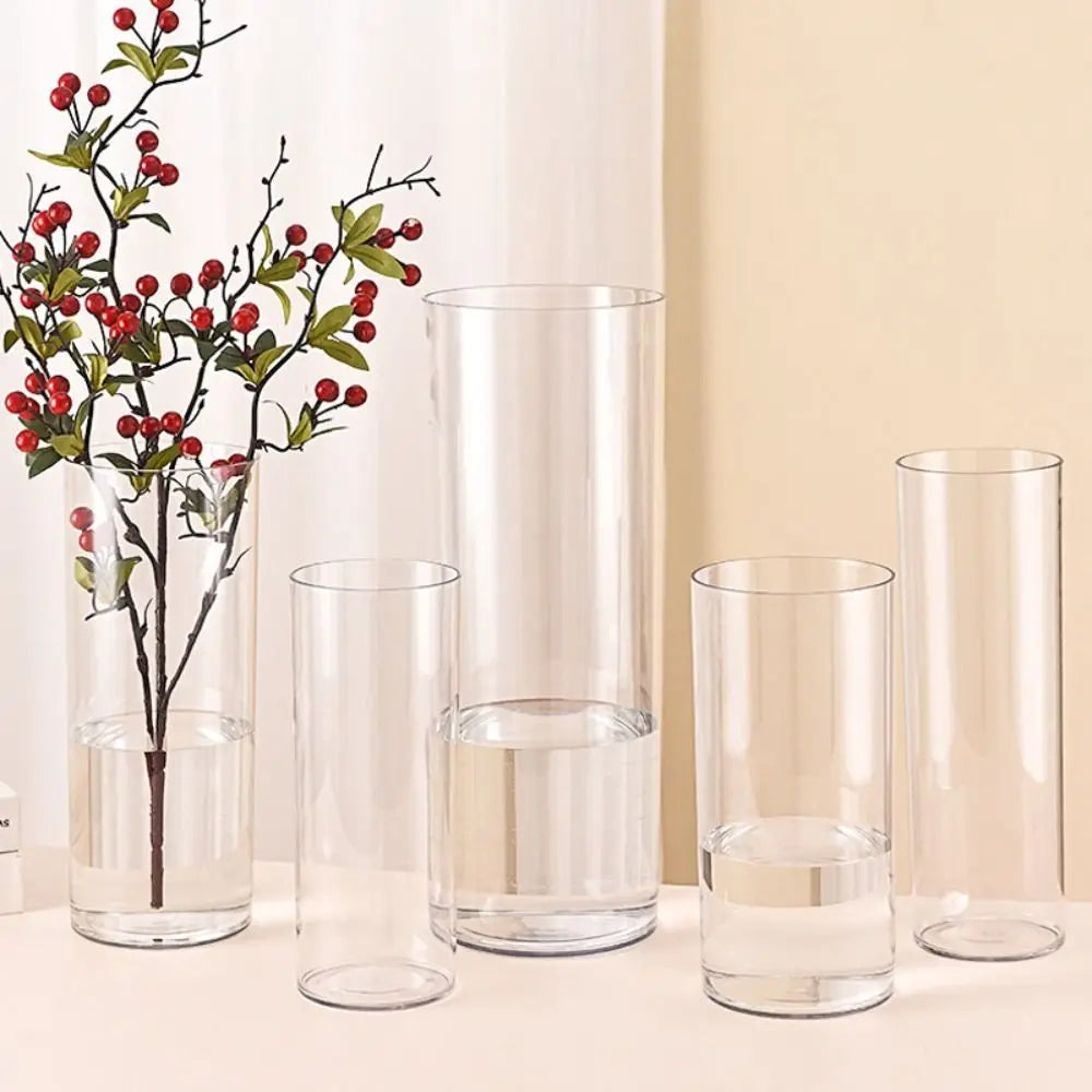 Vase cylindre en acrylique incassable Nesty - Plusieurs hauteurs, l'une avec branche de baies rouges, sur table beige