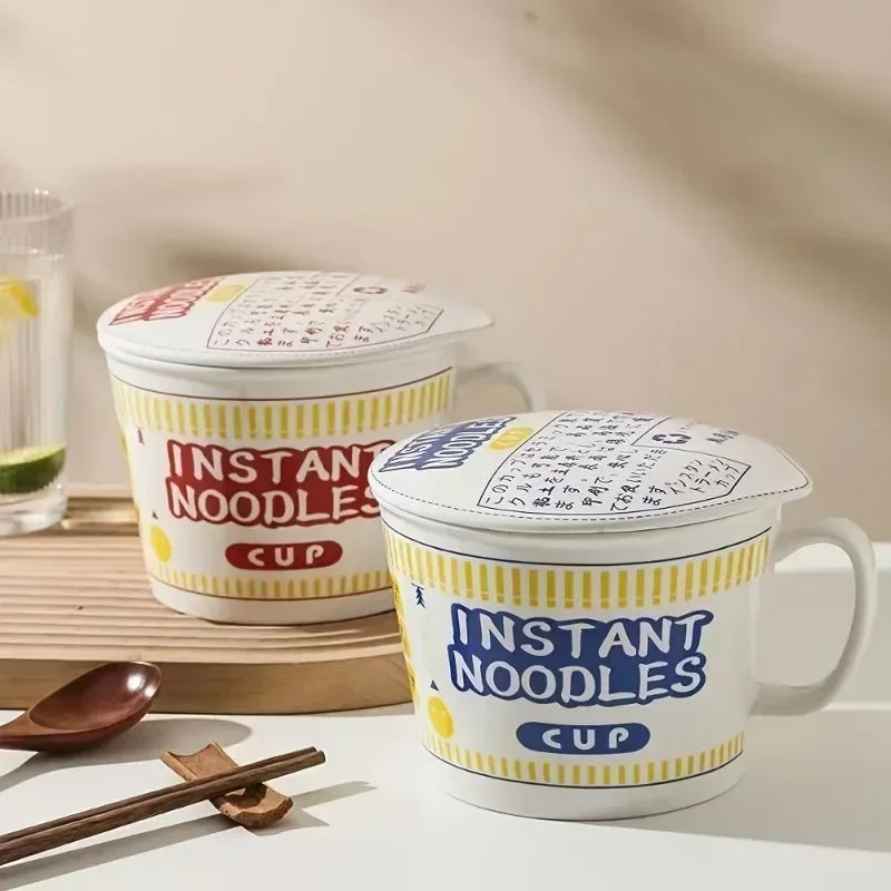 Bol en céramique avec couvercle, grande contenance Nesty, deux bols Instant Noodles avec couvercle, l'un rouge l'un bleu, posés sur une table avec citron et baguettes