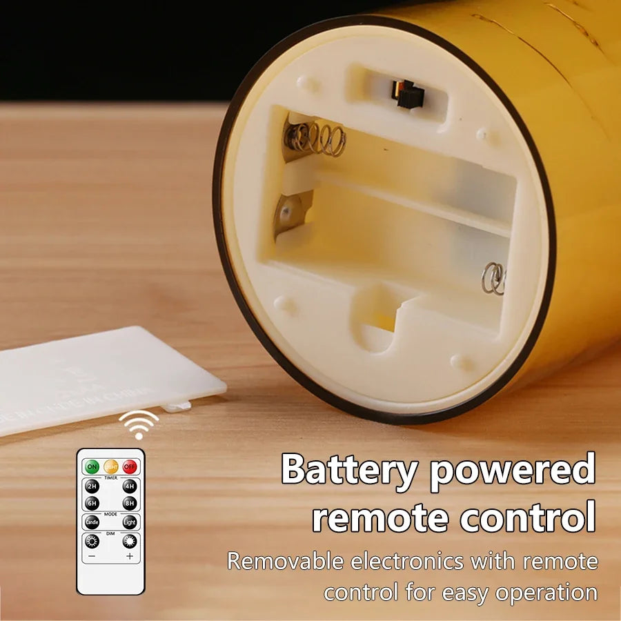 Bougie LED avec guirlande étoilée intégrée, télécommande et minuterie Nesty, gros plan sur le compartiment à piles ouvert d'une bougie LED, télécommande posée à côté, texte "Battery powered remote control"