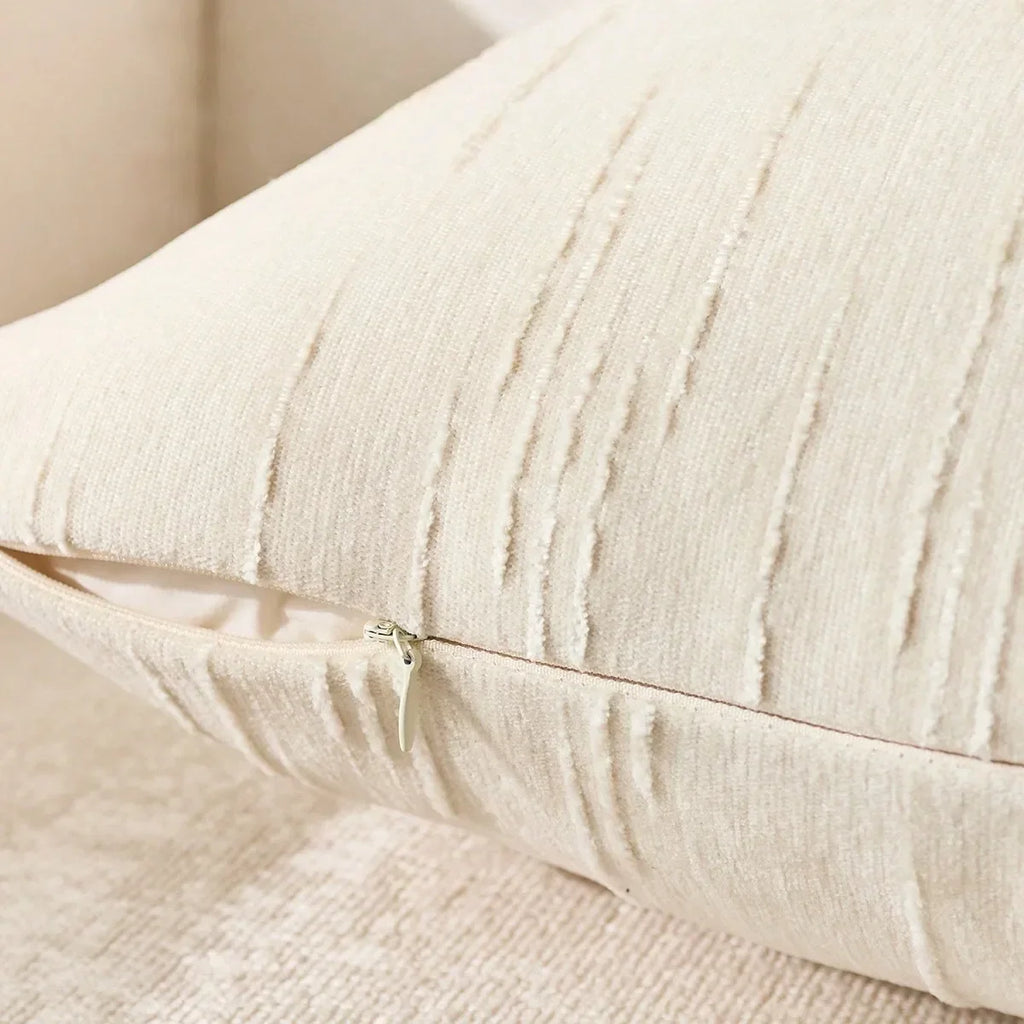 Housse de coussin en lin imitation, beige, motif géométrique bohème Nesty, gros plan sur la fermeture éclair et la texture rayée verticale d'une housse de coussin beige