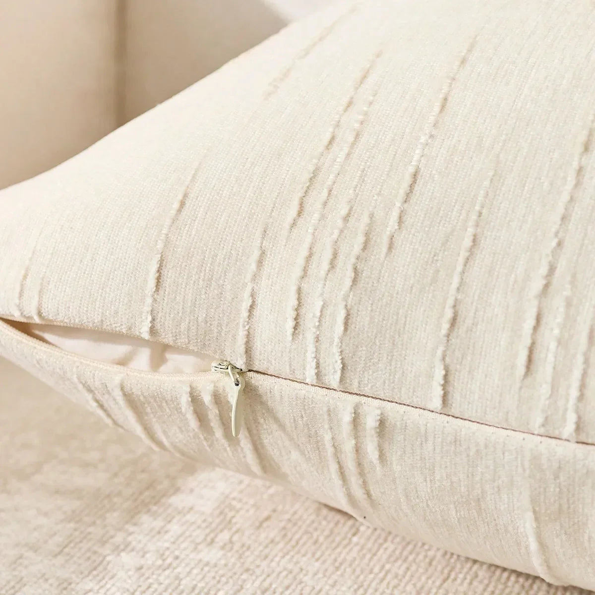 Housse de coussin en lin imitation, beige, motif géométrique bohème Nesty, gros plan sur la fermeture éclair et la texture rayée verticale d'une housse de coussin beige