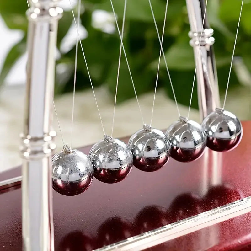 Berceau de Newton Nesty - Gros plan sur les billes métalliques