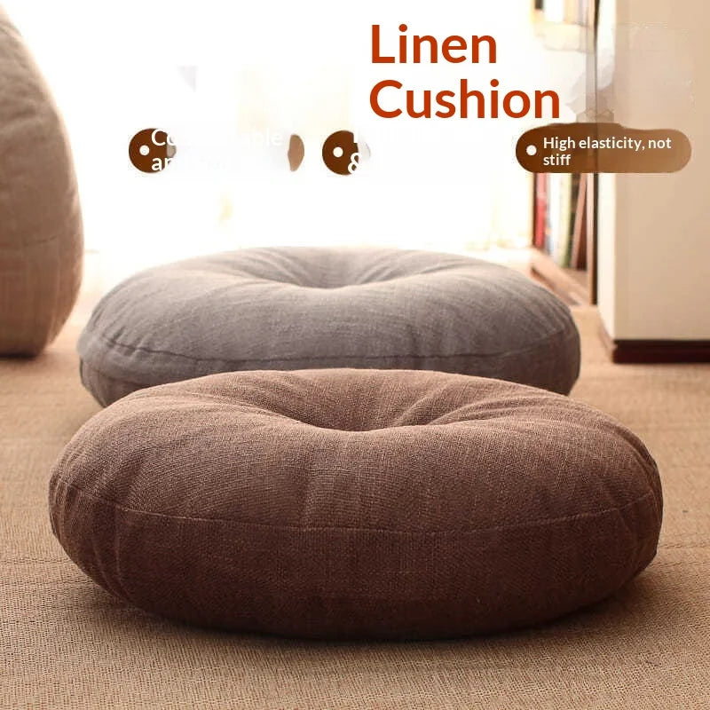 Grand coussin de méditation zafu en lin, pour banquette ou yoga Nesty, deux galettes de méditation rondes épaisses unies, gris et marron, sur tapis beige, texte "Linen Cushion, high elasticity, not stiff"