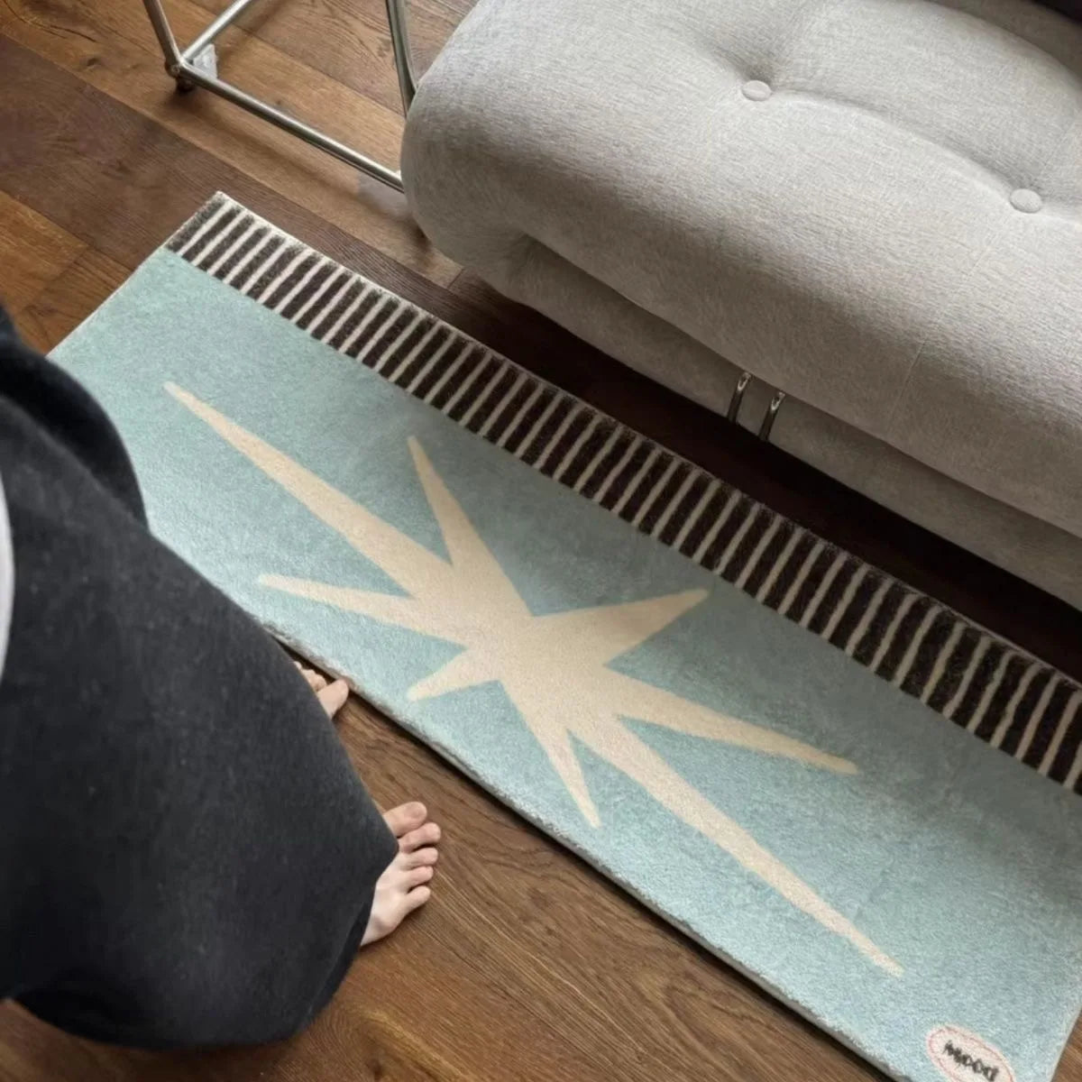 Tapis de chevet long à motif rétro Nesty - Posé au pied d'un pouf capitonné beige