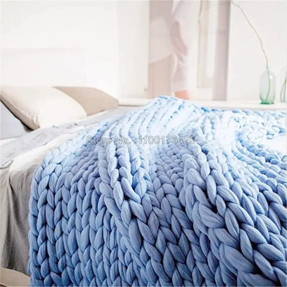 Plaid en acrylique tricoté épais Nesty - Coloris bleu ciel drapé sur lit, gros plan sur les grosses mailles