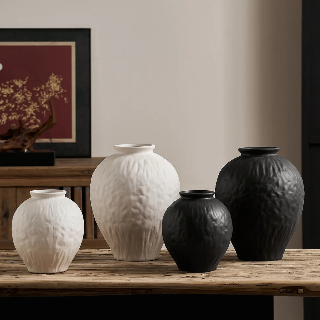 Vase en céramique noir et blanc, esprit wabi-sabi pour fleurs séchées Nesty, quatre tailles alignées, deux blanches et deux noires, sur la même console