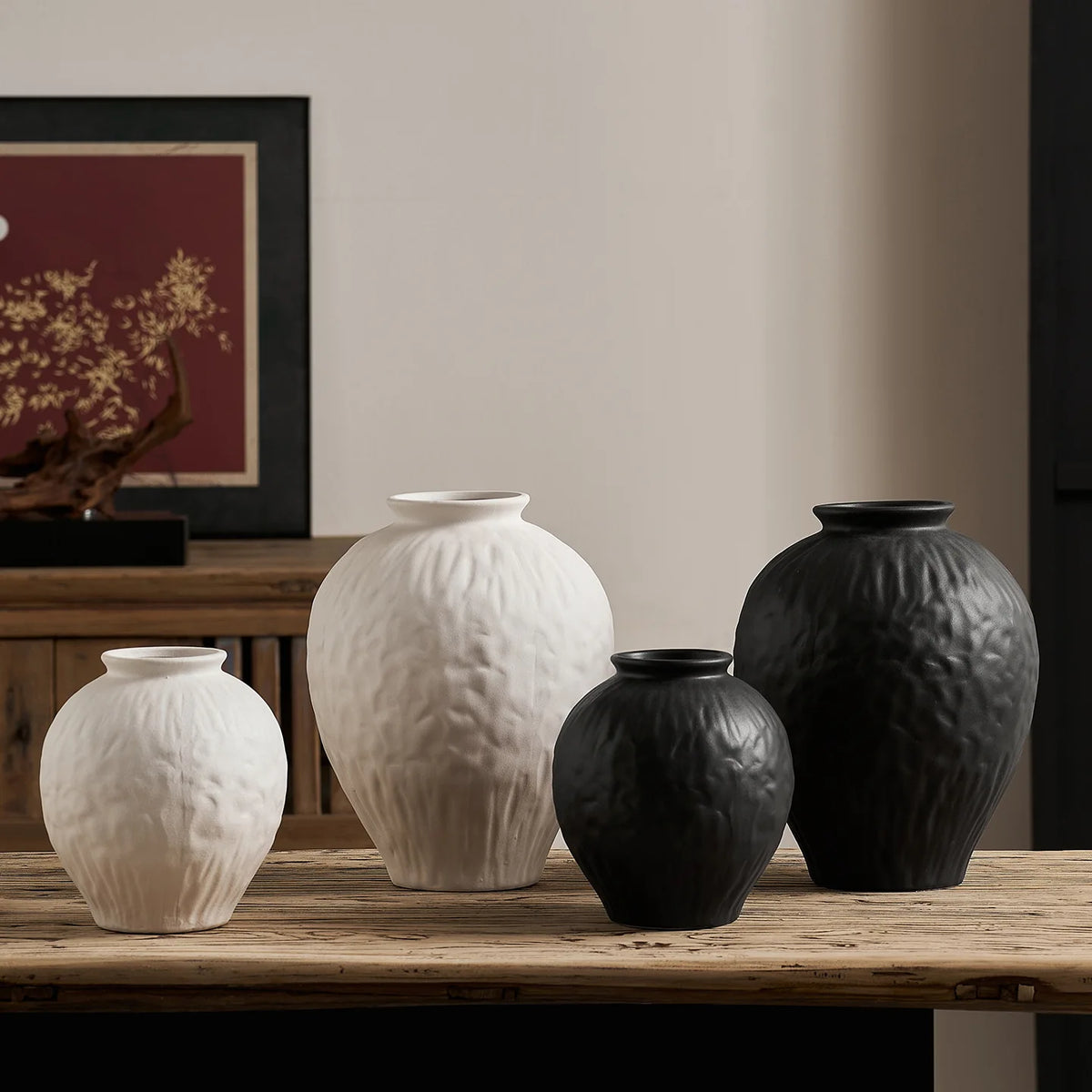 Vase en céramique noir et blanc, esprit wabi-sabi pour fleurs séchées Nesty, quatre tailles alignées, deux blanches et deux noires, sur la même console