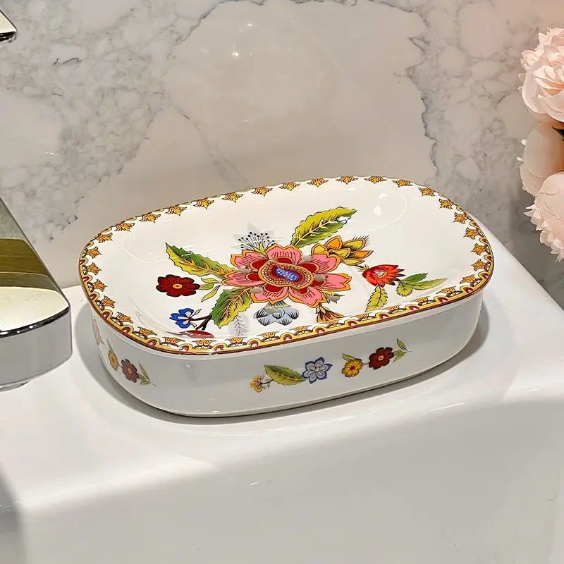 Porte-savon ovale en céramique blanche à motif floral peint (rose, feuillage), sur un plan de vasque en marbre - Nesty