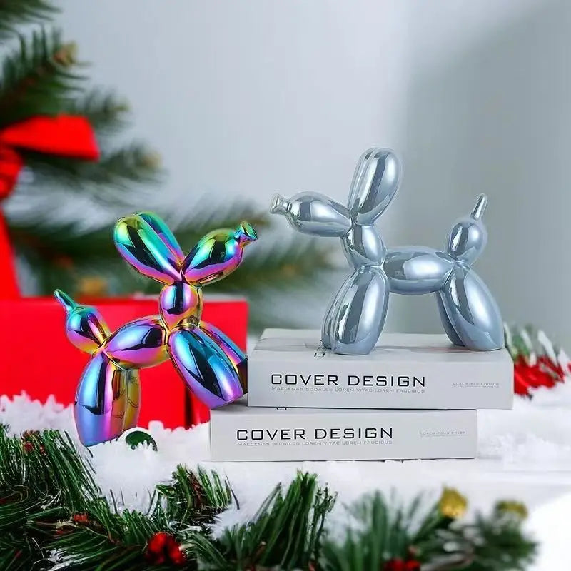 Sculpture chien ballon en céramique, esprit nordique Nesty, deux sculptures irisée et argentée posées sur des livres Cover Design, décor de Noël