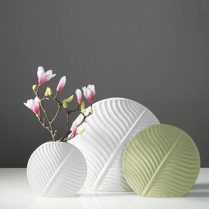 Vase céramique de style européen, motif feuille - Nesty - Grand et petit modèle blancs avec branche de magnolia rose, petit modèle vert clair vide à côté