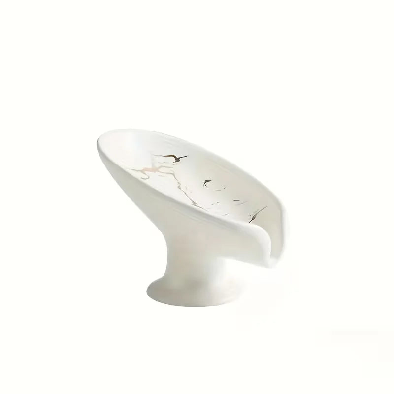 Porte-savon en céramique effet marbre blanc et doré, forme feuille auto-drainante, sur fond blanc - Nesty