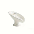 Porte-savon en céramique effet marbre blanc et doré, forme feuille auto-drainante, sur fond blanc - Nesty