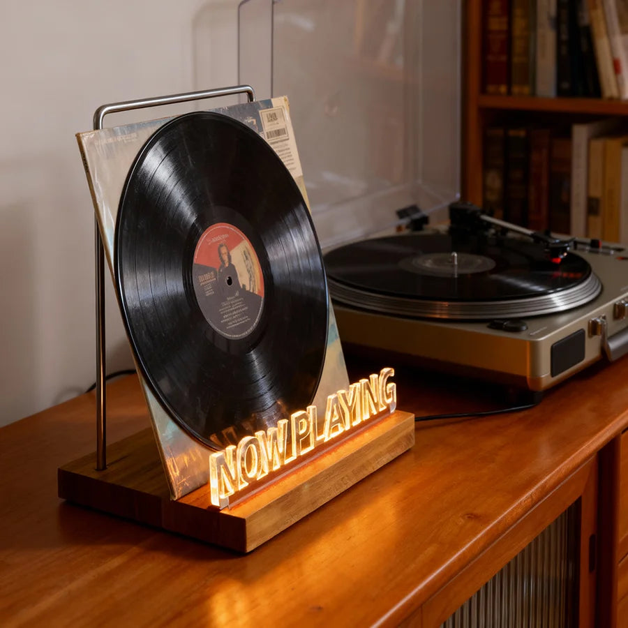 Support lumineux pour vinyle Nesty - Présentoir 'Now Playing' avec disque vinyle posé près d'une platine