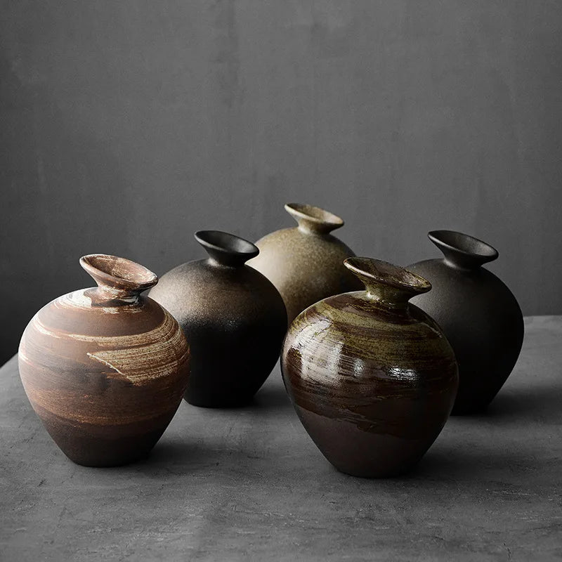 Vase en céramique brute, petit format esprit zen Nesty, cinq petits vases bulbe en céramique brute, tons brun, noir et beige, alignés sur fond gris