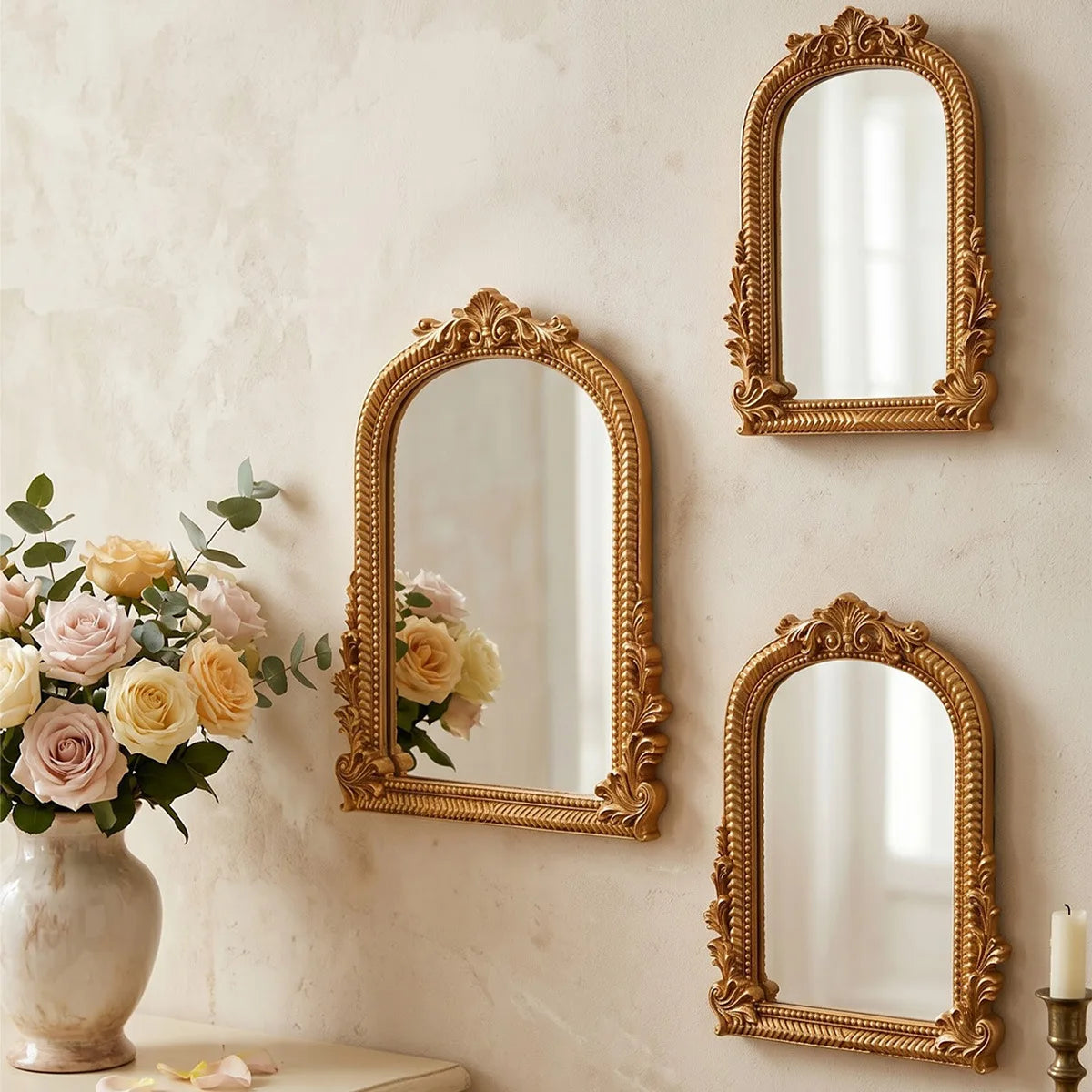 Miroir cintré doré ouvragé Nesty - Coiffeuse ou mur, même set de trois miroirs dorés ouvragés sur un mur beige