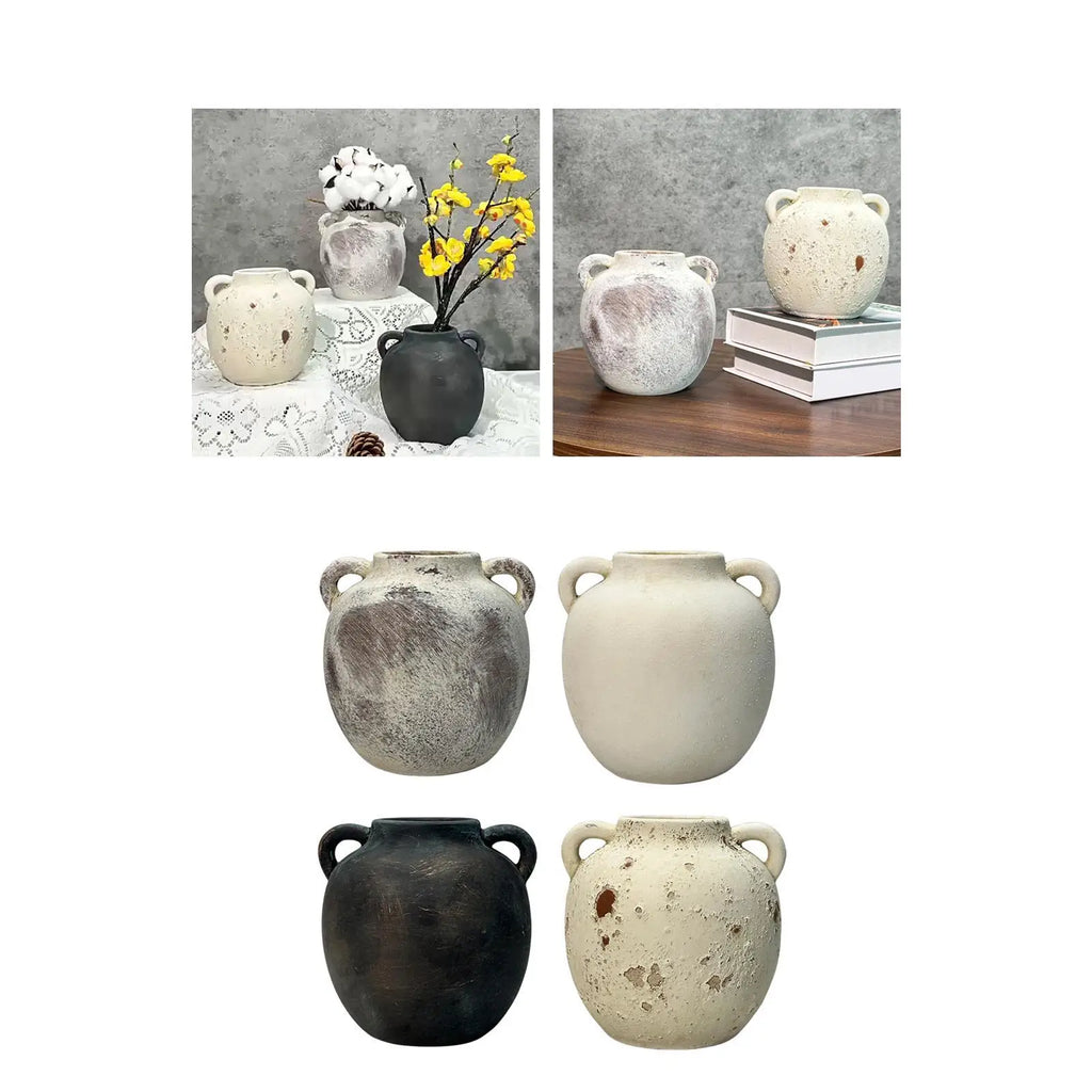 Vase rustique en céramique — esprit wabi-sabi - Nesty - Mise en scène sur table en bois avec livres empilés, second exemplaire moucheté beige en arrière-plan