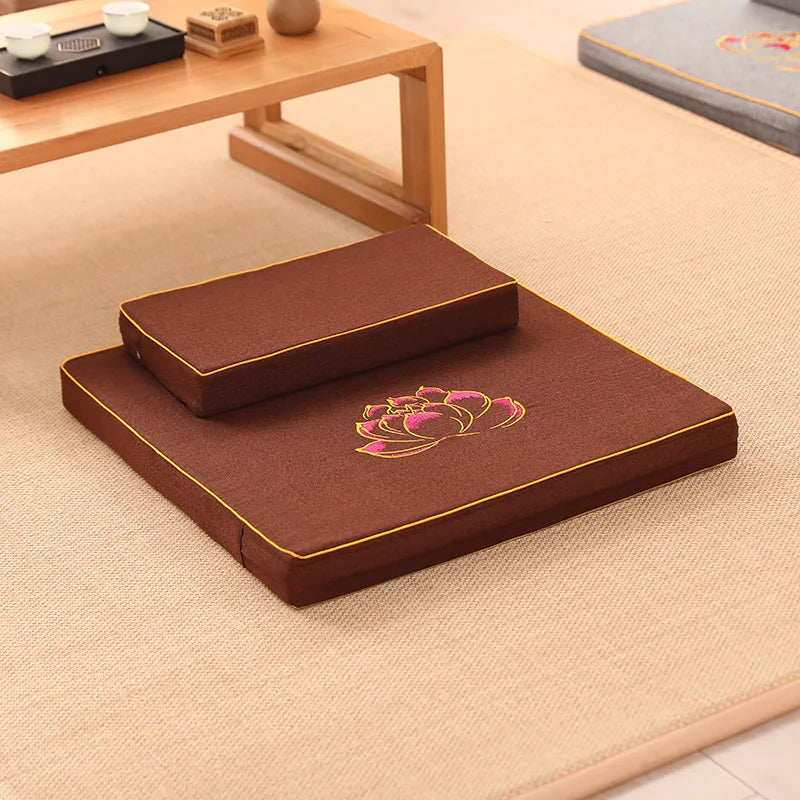 Coussin de méditation zafu épais en lin, housse amovible et lavable Nesty, coussin de méditation carré brun brodé d'un lotus doré et rose, avec coussin d'appoint assorti, sur tatami près d'une table basse
