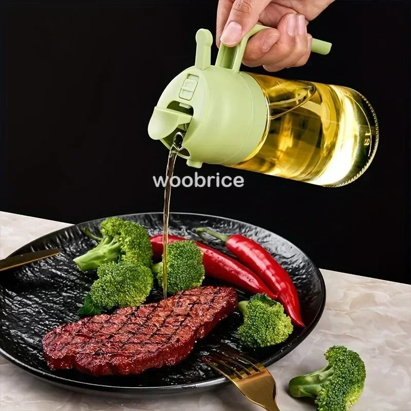 Flacon vaporisateur et verseur d'huile en verre, 500 ml Nesty, main versant de l'huile depuis un flacon vert d'huile sur un steak grillé avec brocolis et piments, logo "woobrice"