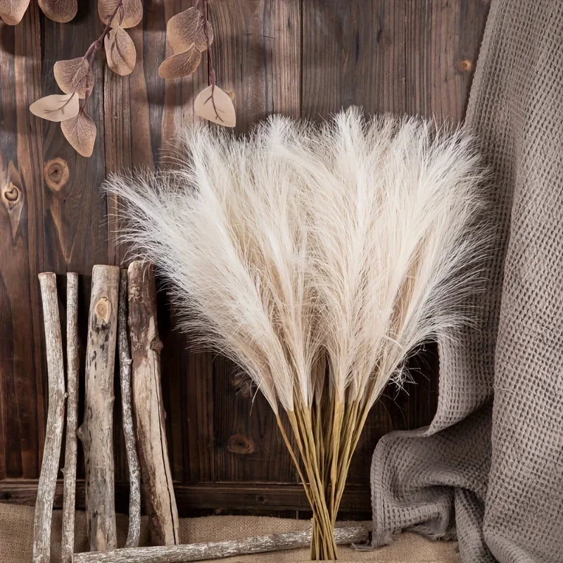 Herbe de pampa artificielle Nesty - Bouquet debout contre un mur en bois