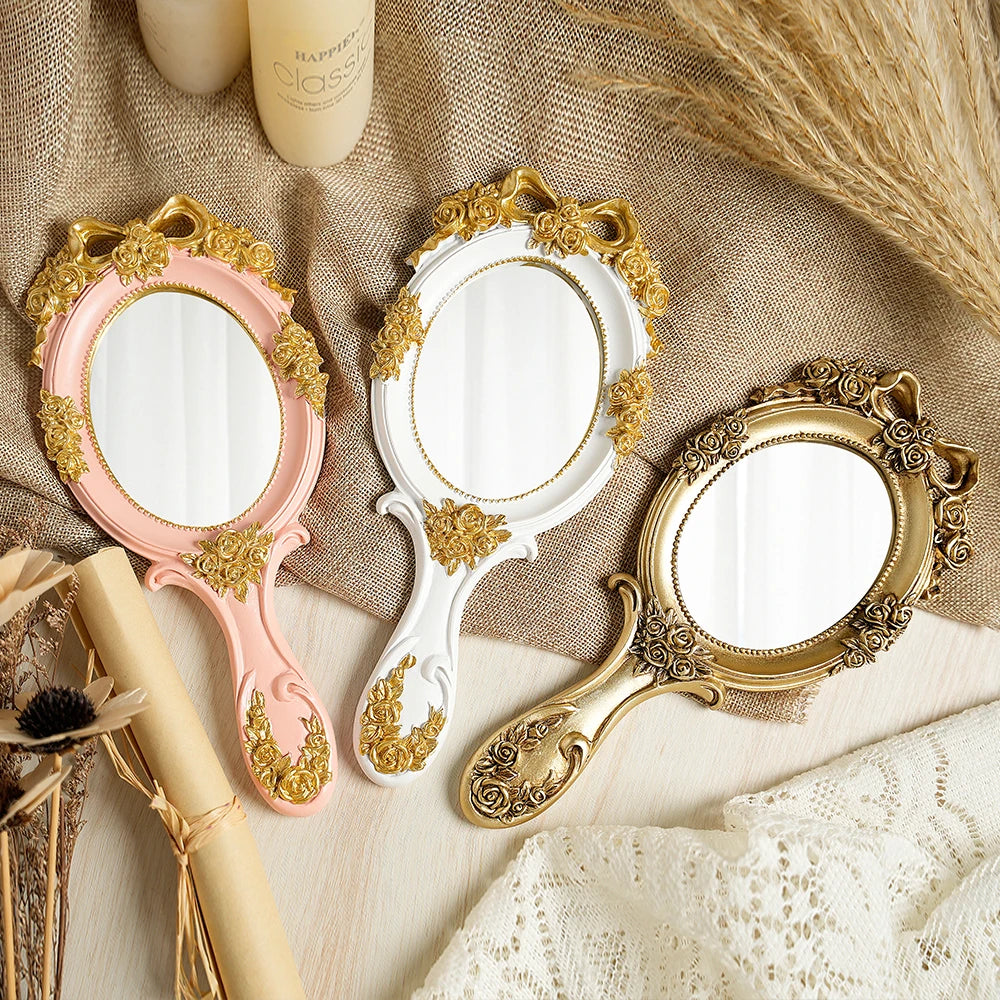 Miroir à main baroque Nesty - Trois coloris (rose, blanc, doré) à motifs de roses, posés sur toile de jute avec épis dorés