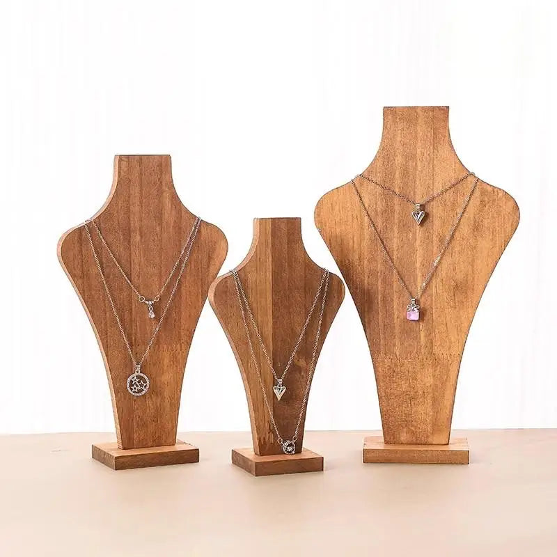 Buste en bois de noyer Nesty - Trois présentoirs bustes de tailles différentes avec colliers, sur fond blanc