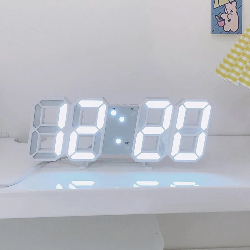 Horloge murale LED digitale Nesty - Coloris blanc, posée sur une étagère