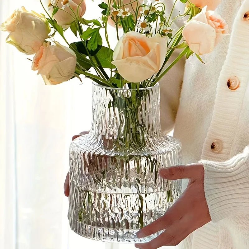 Vase en verre soufflé texturé glacier, 8 cm de diamètre Nesty, tenu à la main, garni de roses pêche et petites fleurs blanches