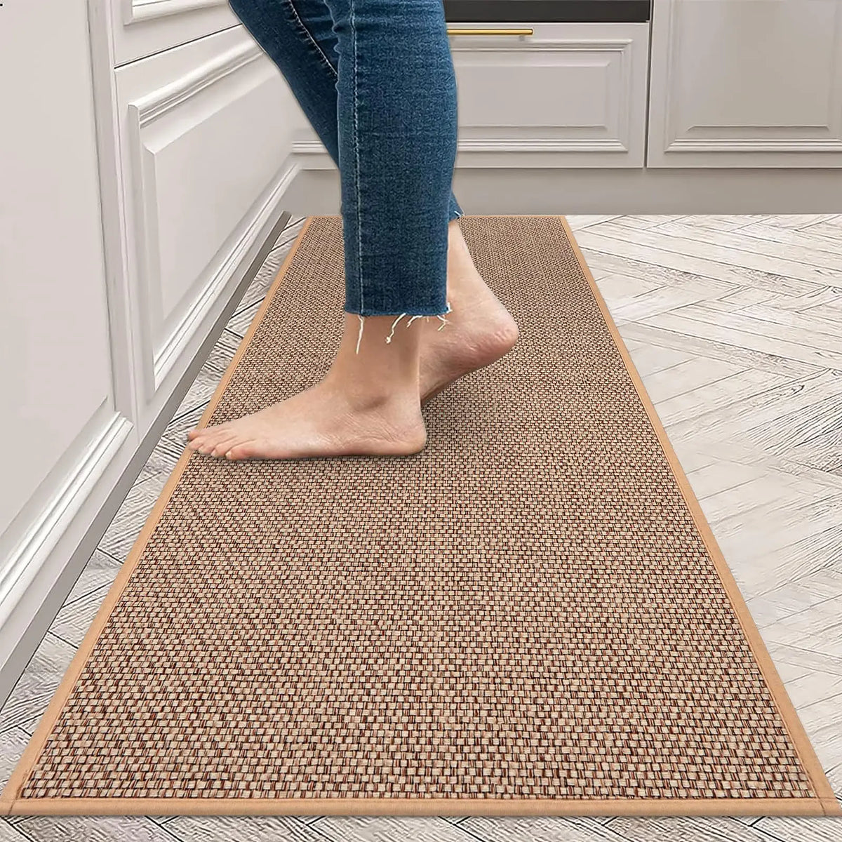 Tapis de cuisine tissé en lin — motif à carreaux - Nesty, motif tressé beige et marron dans une cuisine, avec une personne pieds nus dessus